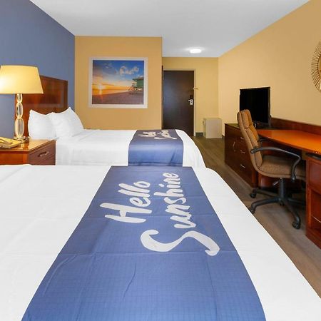 Days Inn By Wyndham Milan Sandusky South Екстериор снимка