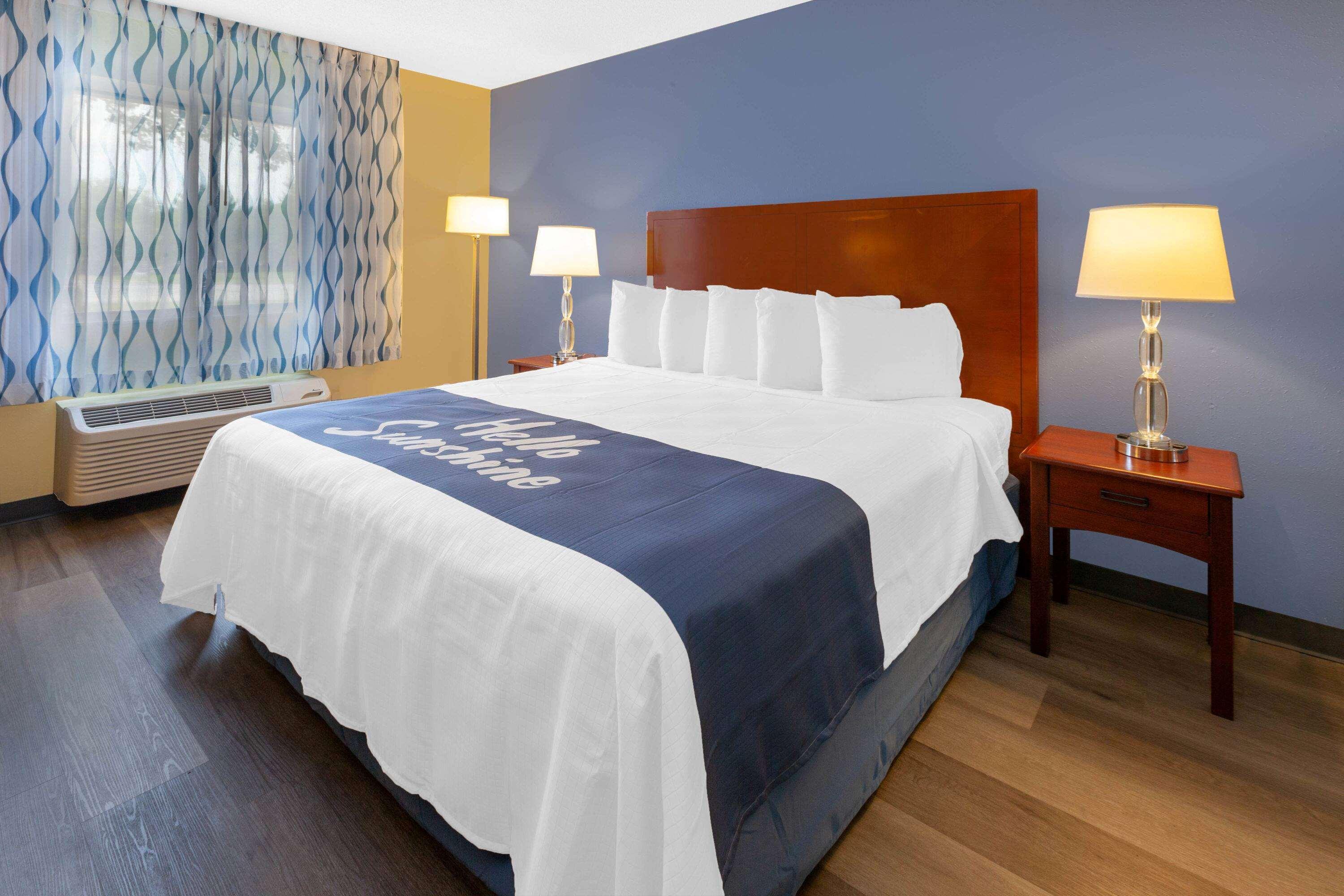 Days Inn By Wyndham Milan Sandusky South Екстериор снимка