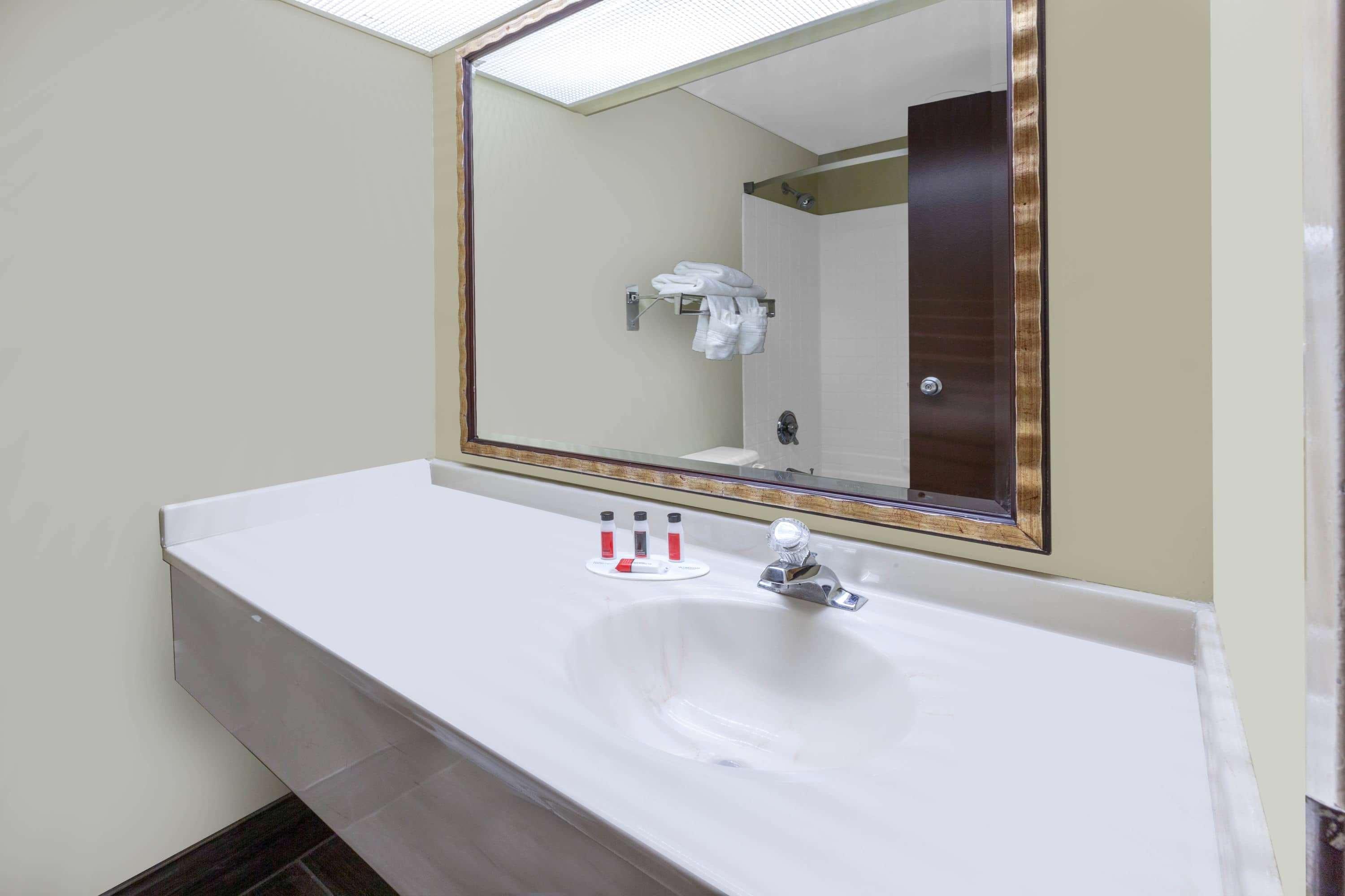 Days Inn By Wyndham Milan Sandusky South Екстериор снимка