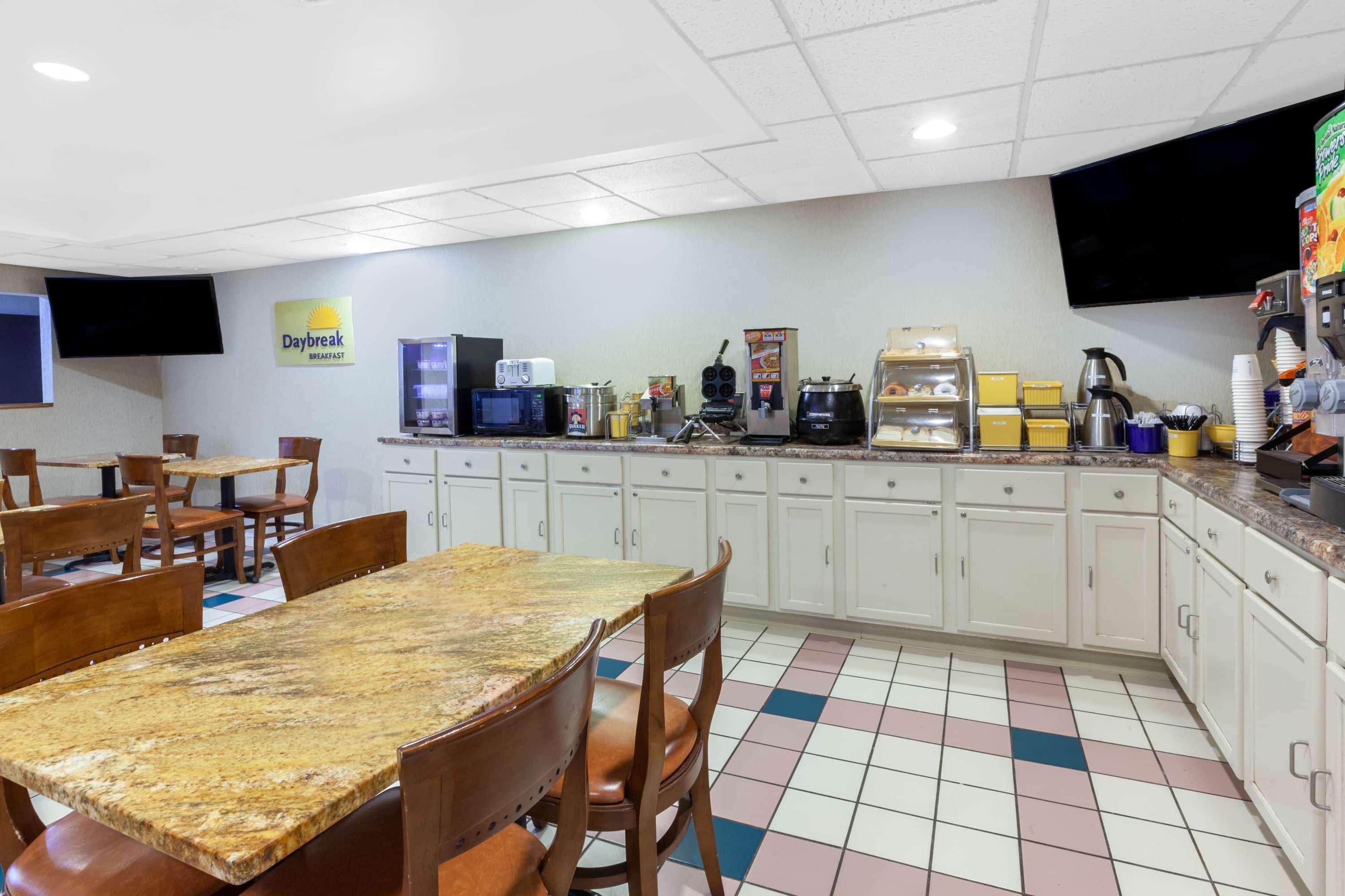 Days Inn By Wyndham Milan Sandusky South Екстериор снимка