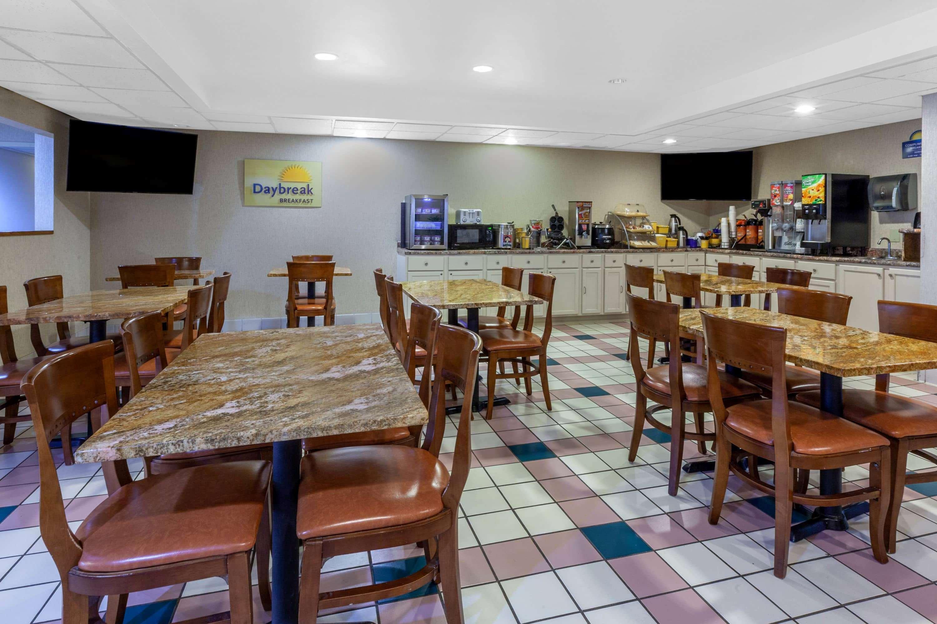 Days Inn By Wyndham Milan Sandusky South Екстериор снимка