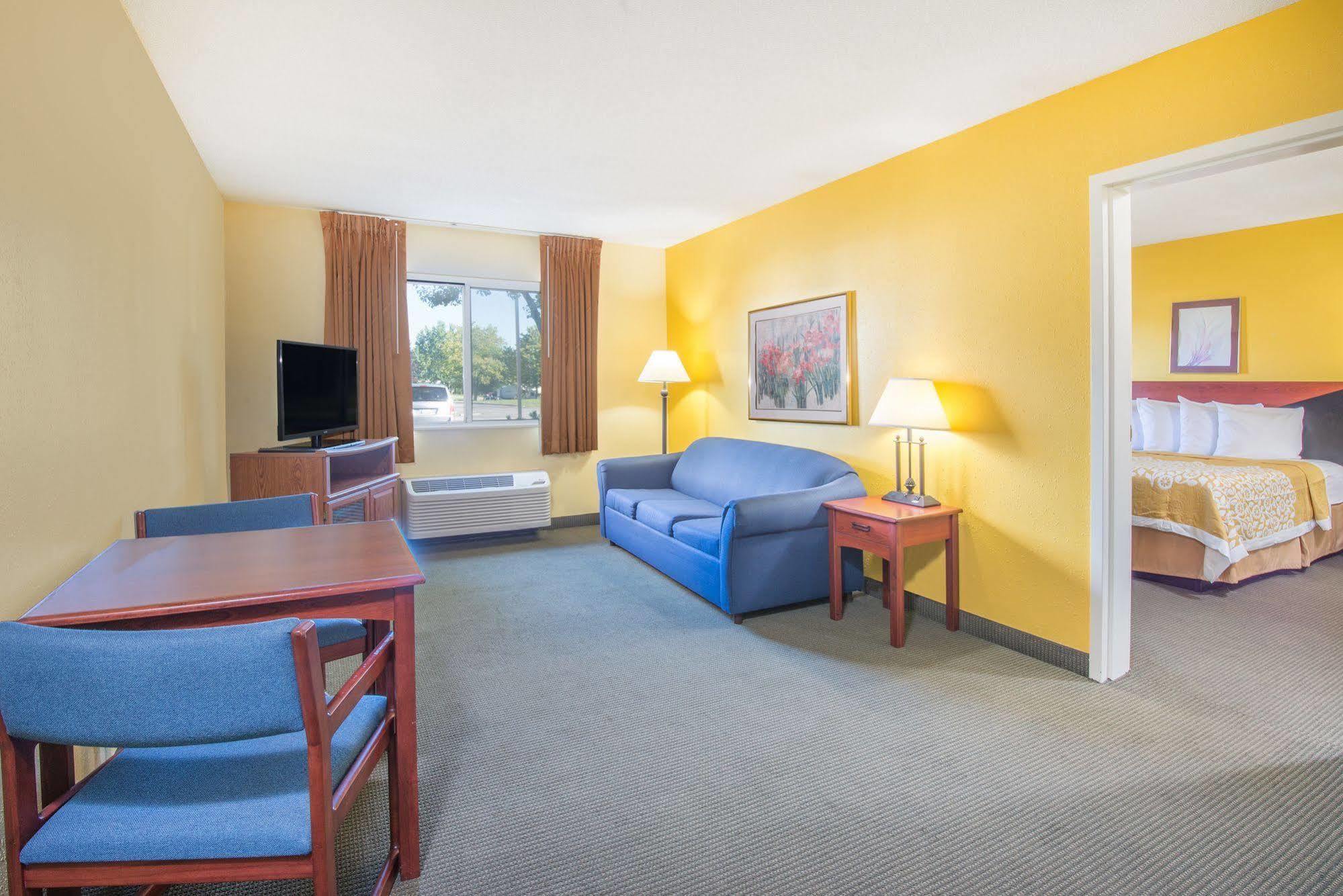 Days Inn By Wyndham Milan Sandusky South Екстериор снимка