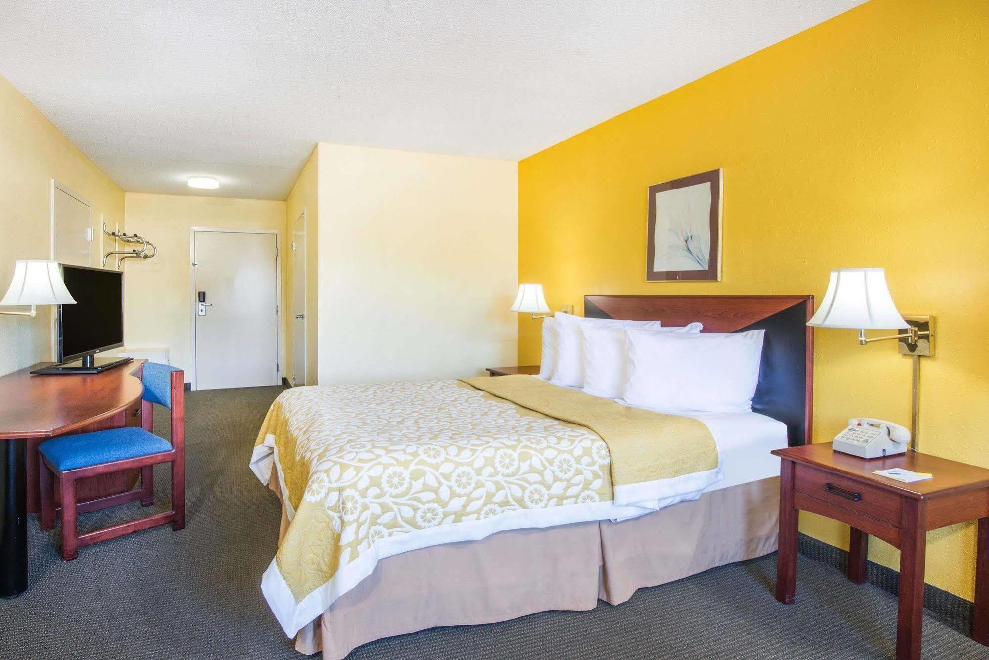 Days Inn By Wyndham Milan Sandusky South Екстериор снимка
