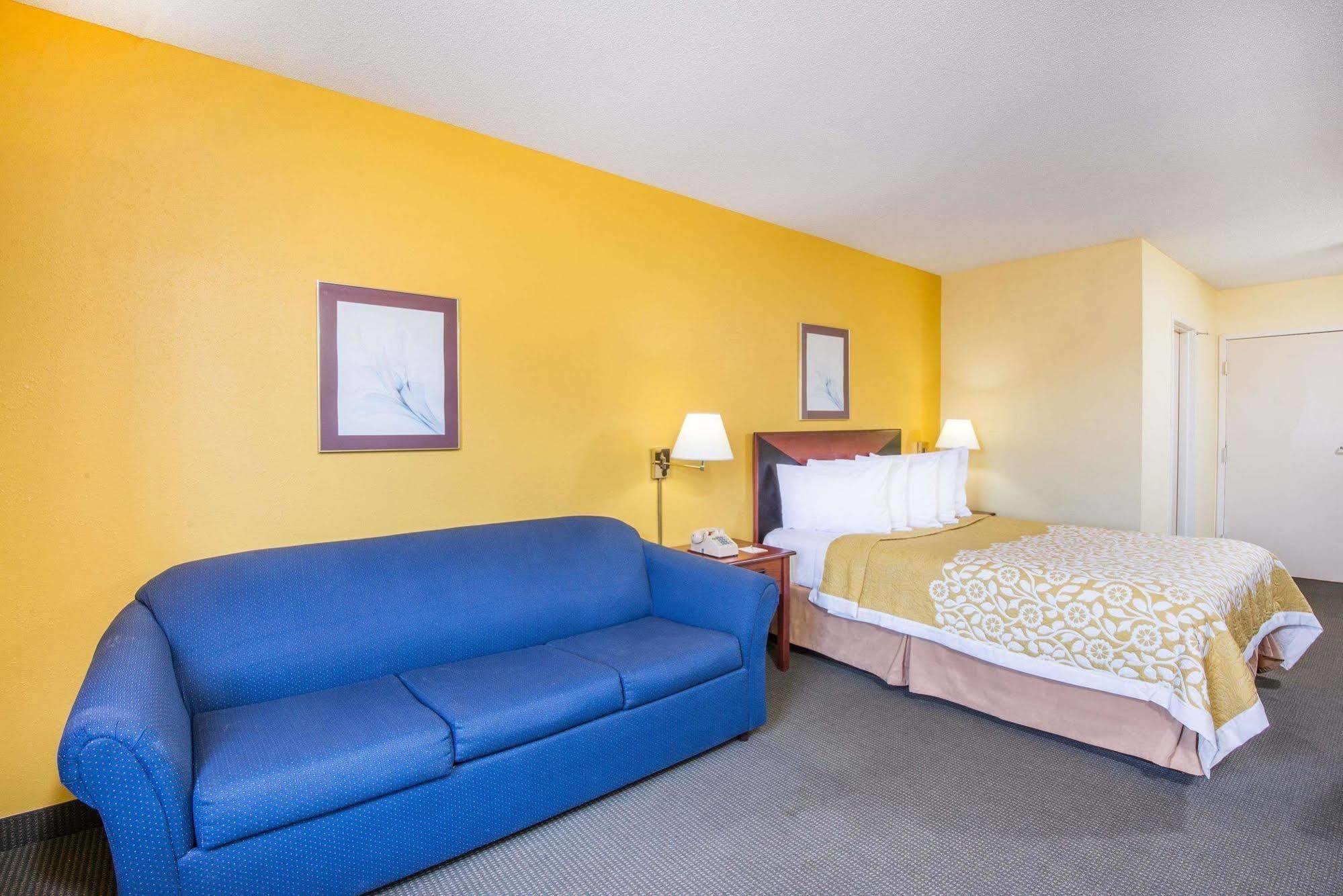 Days Inn By Wyndham Milan Sandusky South Екстериор снимка