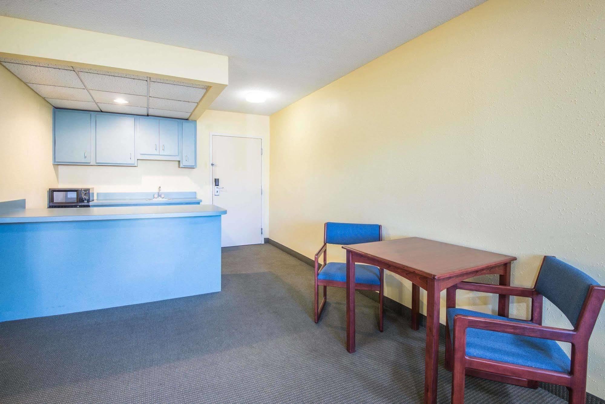 Days Inn By Wyndham Milan Sandusky South Екстериор снимка