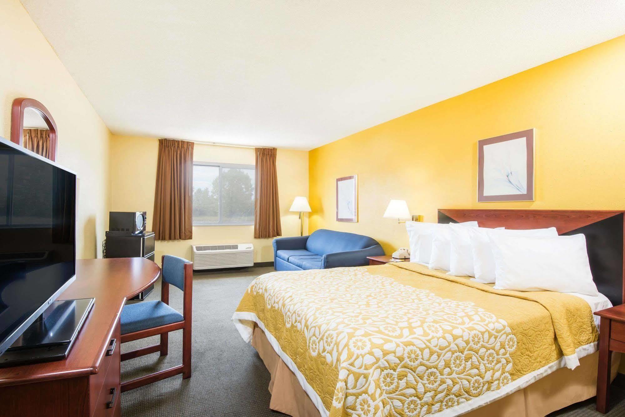 Days Inn By Wyndham Milan Sandusky South Екстериор снимка