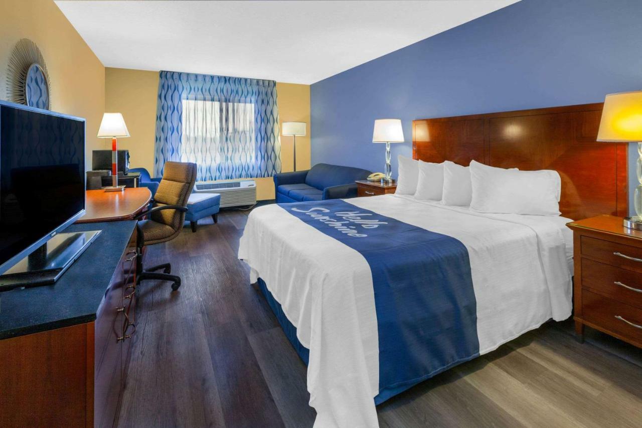 Days Inn By Wyndham Milan Sandusky South Екстериор снимка