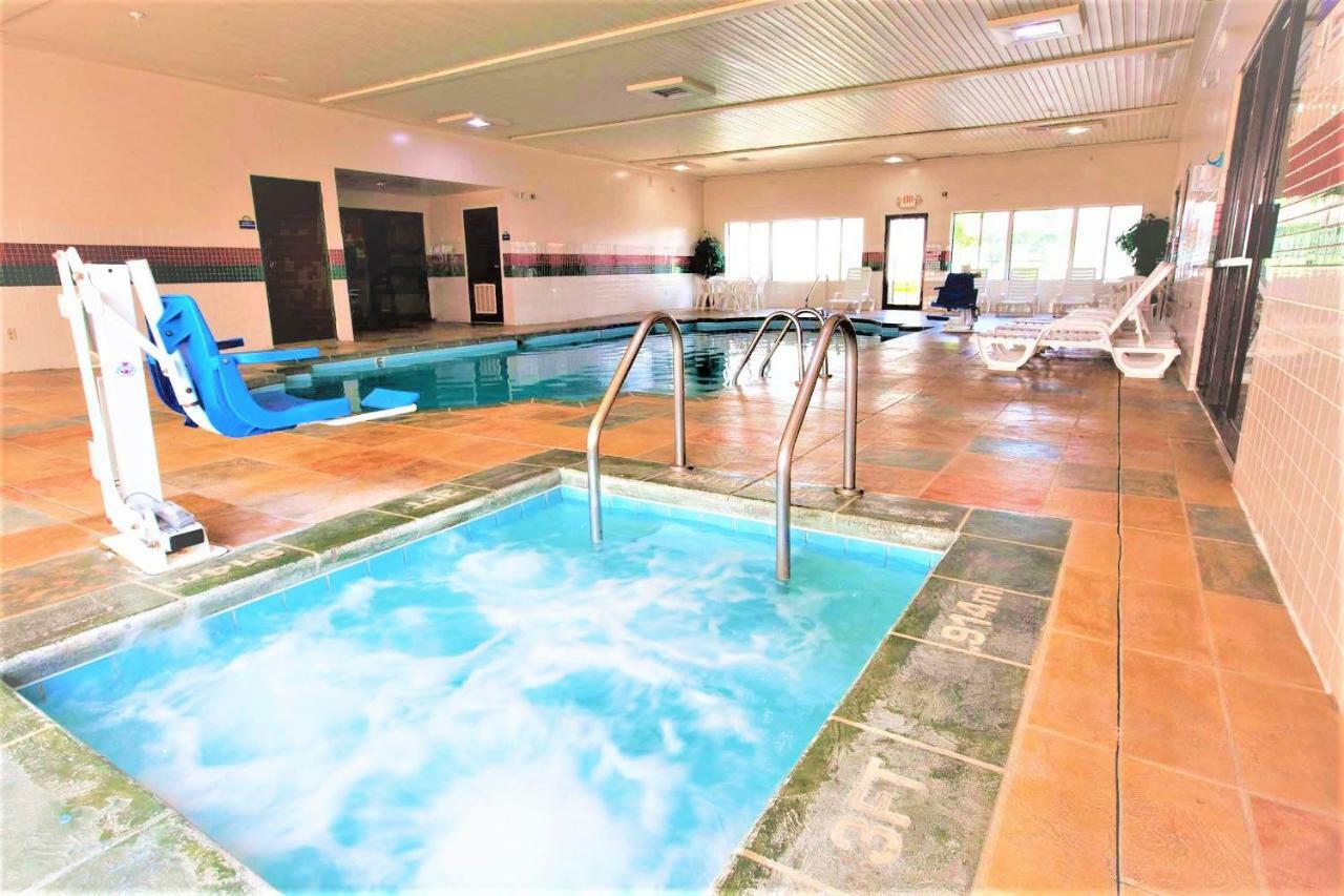 Days Inn By Wyndham Milan Sandusky South Екстериор снимка